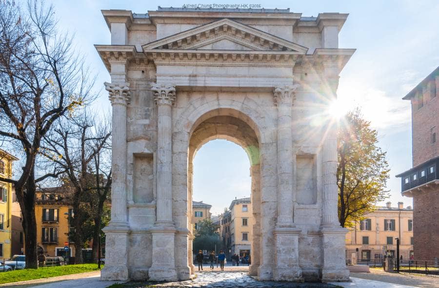 Arco dei Gavi Verona en un día