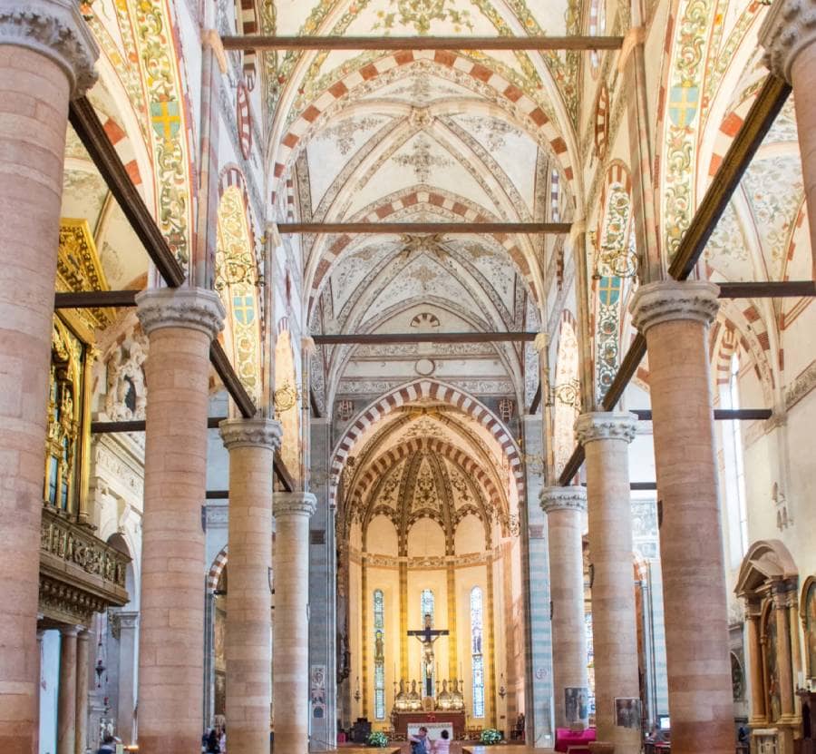 Interior de la Basilica Di Santa Anastasia - Verona